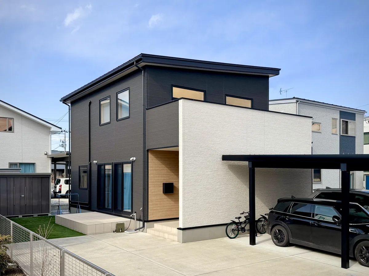 黒と白の外壁を組み合わせた二階建て|美しく整うシームレスな動線美