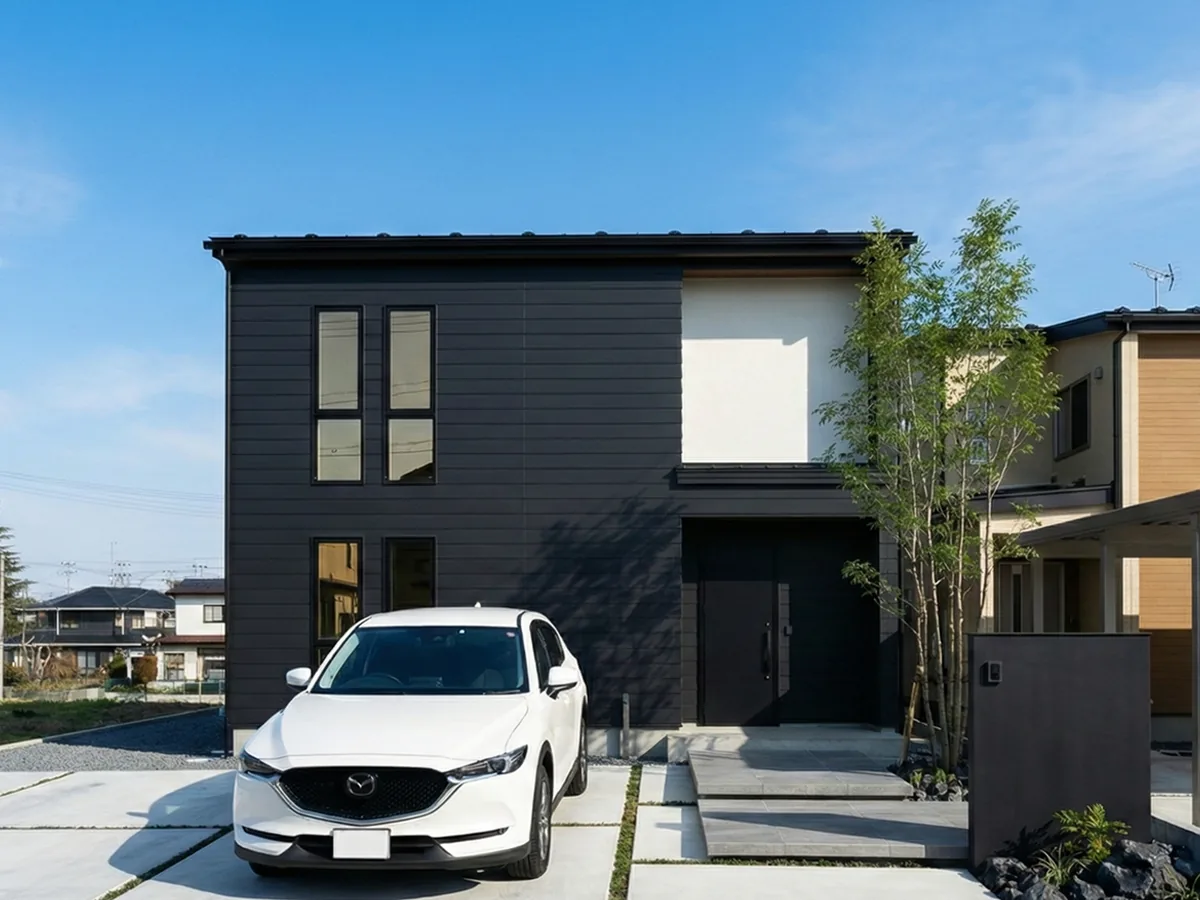 黒い外壁と白い壁を組み合わせた二階建て|生活感を美しく整える家