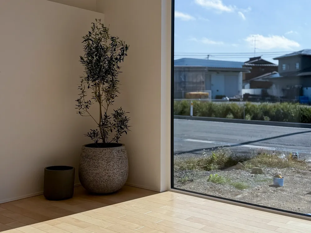 大きな窓のある明るい室内