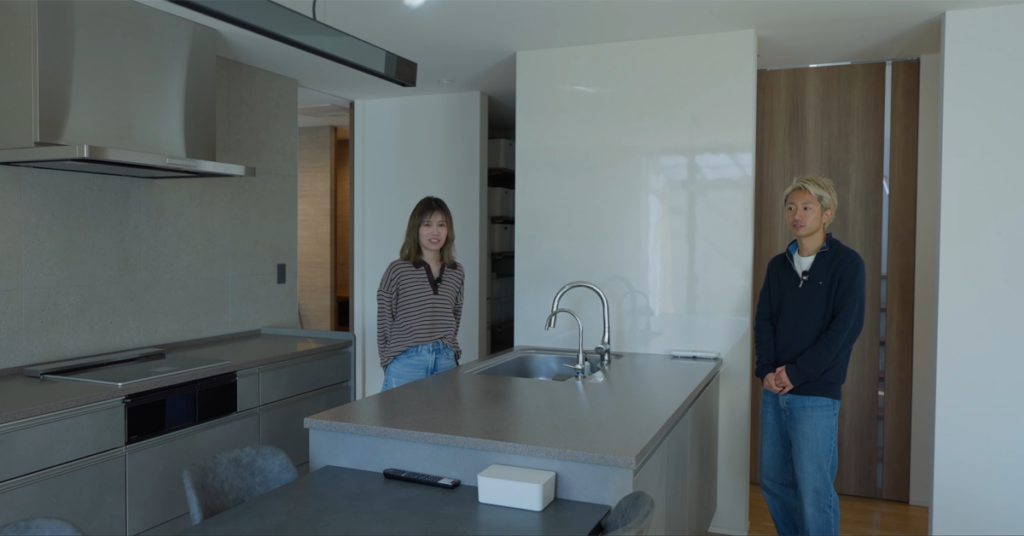 【家事動線の正解】配膳も片付けも「0歩」。ワンオペ育児を救う「横並びダイニング」と「人を育てるキッチン」の秘密